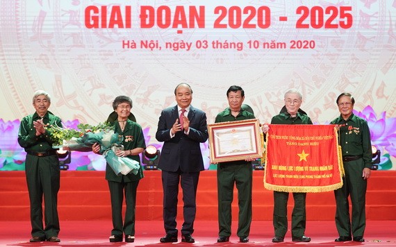 阮春福總理（右三）向河內市青年突擊力量頒發人民武裝力量英雄稱號。（圖源：光孝）