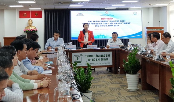 市越南祖國陣線委員會副主席潘嬌清香介紹節目。