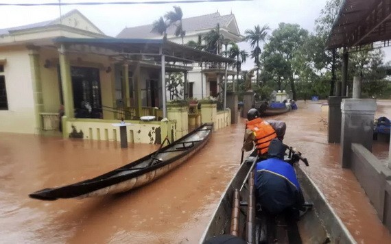 越南正經受洪災，圖為救援人員坐船救援被困居民。（圖源：AP）