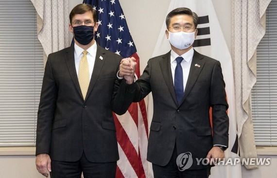 美國防長馬克·埃斯珀（左）和韓國國防部長官徐旭牽手合影。（圖源：韓聯社）