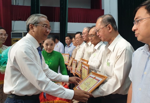 第五郡人委會主席范國輝頒發獎狀給各華人會館。