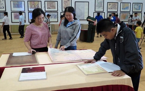 “越南的黃沙與長沙群島-歷史證據與法理依據”地圖與資料展吸引了眾多各界人士前來參觀瞭解。（圖源：越通社）