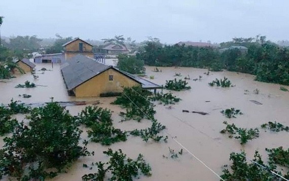 中部洪水颱風造成經濟損失約17萬億元，導致235人死亡及失蹤，逾20萬間住房被損壞。（圖源：越通社）