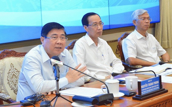 市人委會主席阮成鋒（左一）在會上發表指導意見。（圖源：越勇）