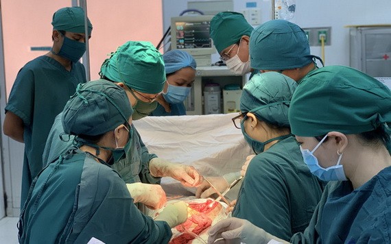 手術團隊為患者進行腹部腫瘤切除術。（圖源：仲大）