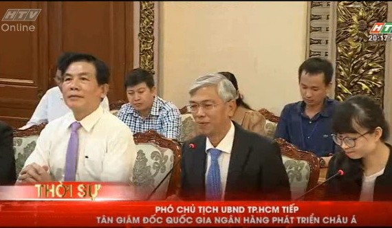市人委會副主席武文歡（前中）在接見ADB代表團時發言。（圖源：HTV視頻截圖）