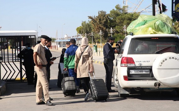 11月14日，在利比亞與突尼斯交界的拉斯傑迪爾口岸，來自利比亞的人員準備入境突尼斯。（圖源：新華社）