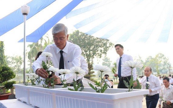 市人委會副主席武文歡（左）同各位市領導出席儀式並獻上白色菊花緬懷交通事故罹難者。（圖源：黃安）