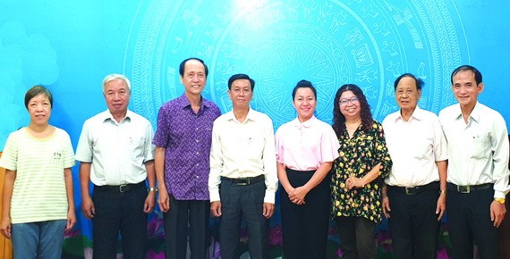 市委宣教處副主任阮壽傳（左四）與市各少數民族文學藝術協會執委會合照。