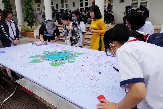 學生們以繪畫創作響應環境保護。（圖源：潘草）