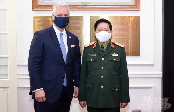 國防部長吳春歷大將（右）接見美國國家安全顧問羅伯特‧奧布萊恩。（圖源：松丁）
