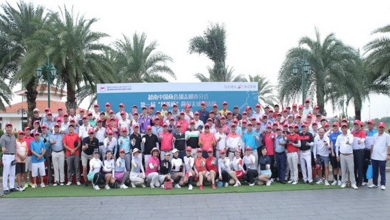 參加第一屆「慈善盃」高爾夫球邀請賽選手合影。