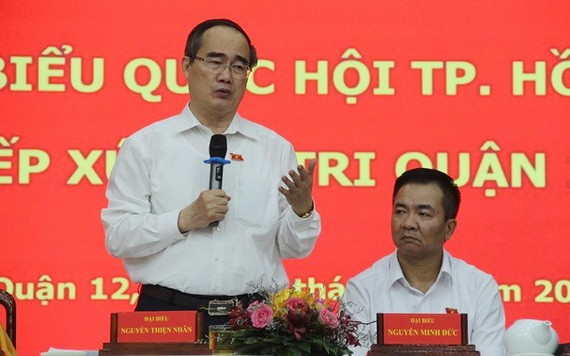 市國會代表團長阮善仁（左）在接觸會上回答選民的質詢。（圖源：黎叉）