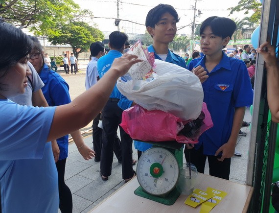 青年參加“廢棄物換取禮物”活動。