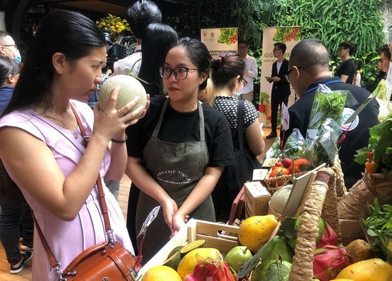消費者在有機食品集市購買水果。