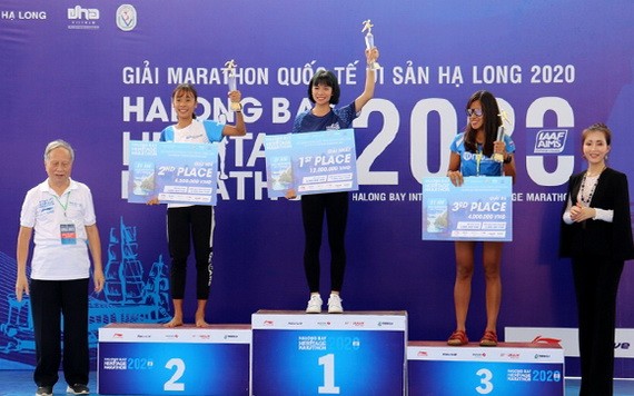 2020年國際下龍灣遺產馬拉松賽頒獎儀式。（圖源：互聯網）