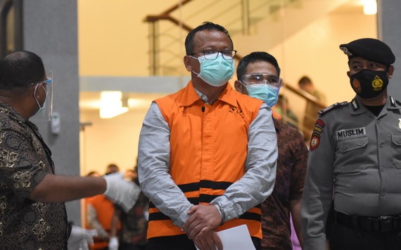 印尼海洋與漁業部長艾迪（中）在雅加達KPK大樓接受檢查後身穿監獄服，雙手戴上鐐銬。（圖源：I.E.S）