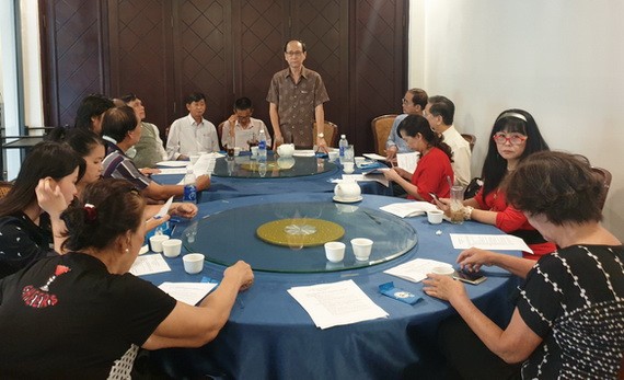 華人文藝分會會長陳耀枝主持“推廣華人文藝創作”座談會。