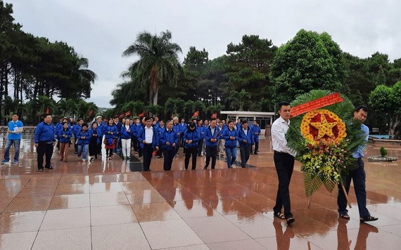 市民運幹部模範代表團在達樂省烈士陵園敬獻花圈緬懷英雄烈士。（圖源：淮南）
