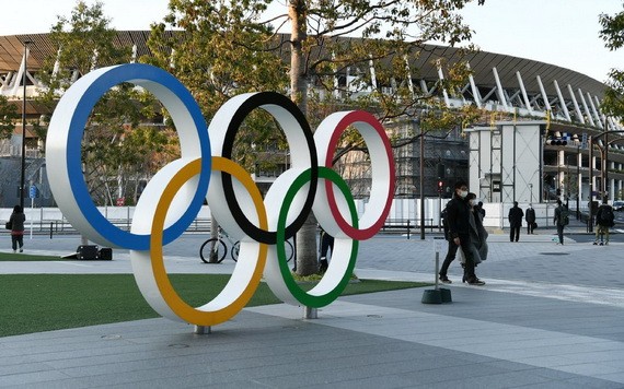東京都新宿區的奧運五環塑像。（圖源：Nikkei）