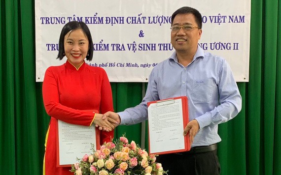 越南燕窩檢驗中心代表杜燕君(左) 與中央二獸醫衛生檢查中心簽署合作協議。