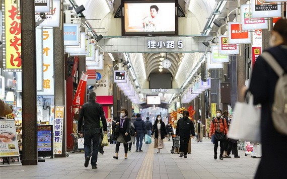 日本的新冠肺炎疫情升溫，12日東京新確診621例病例，也是當地新高。圖為北海道民眾戴口罩上街。（圖源：共同社）