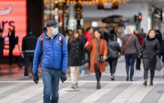 11月3日，在瑞典斯德哥爾摩市街頭上，一名男子戴口罩出行以防新冠病毒感染。（圖源：Getty Images）
