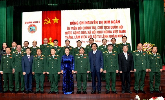 國會主席阮氏金銀（前左六）同第五軍區司令部領導合照。（圖源：慶鴻）