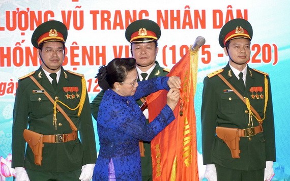 國會主席阮氏金銀向175號軍醫院頒授人民武裝力量英雄稱號。（圖源：越通社）