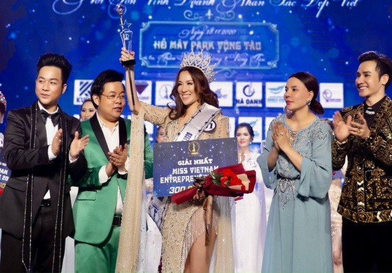 Q.H.L. 在2020年越南女企業家選美賽加冕冠軍時刻。（圖源：海寧）
