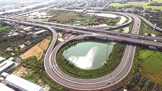完善交通基礎設施有助促進經濟發展。
