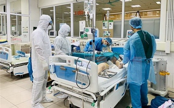 中央熱帶病醫院醫護人員全力以赴救治危重型新冠肺炎患者。（圖源：越通社）
