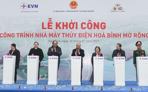 政府總理阮春福（中）與各代表出席動工儀式。（圖源：VGP）