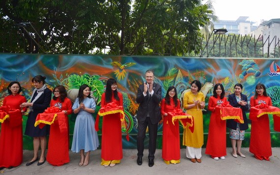 美國駐越南大使丹尼爾‧克里滕布林克（中）出席美國俱樂部的壁畫項目落成剪綵儀式。（圖源：VOV）
