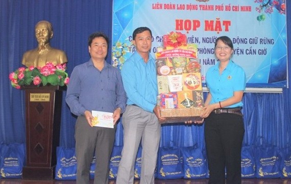 市勞動聯團主席陳氏妙翠（右）代表市勞動聯團向芹耶防護林管委會贈送春節禮物。（圖源：德龍）
