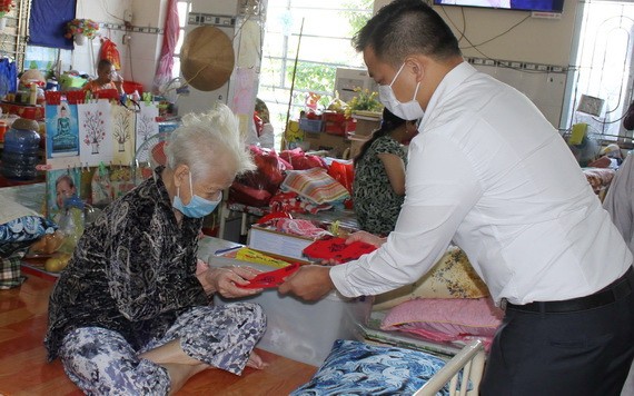 Sunny World 投資與發展股份公司副總經理麒麟代表向孤寡老人贈送紅包。