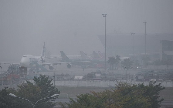 內牌機場濃霧瀰漫，使多個航班延誤或轉降在其他機場。（圖源：Zing）