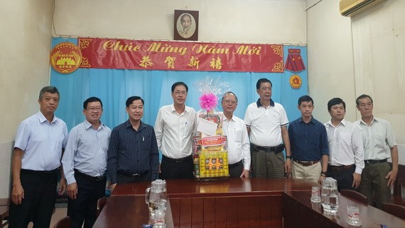 本市與第五郡越南祖國陣線委員會領導向穗城會館拜年。