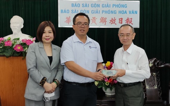許智豪副會長(左二)與陳佩淳秘書長向范興主任(右)轉交善款。