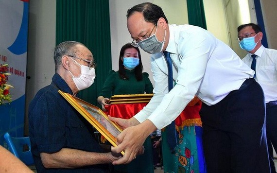 市委副書記阮胡海向范文六同志頒授60年黨齡紀念章。（圖源：越勇）