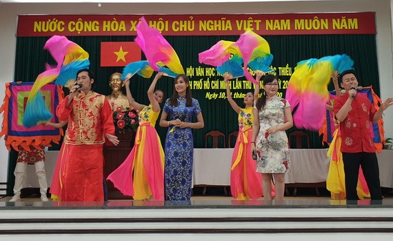 華人歌舞節目慶祝第六屆大會。