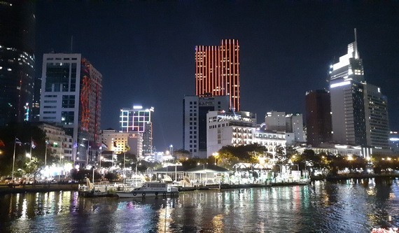 西貢河畔夜景。