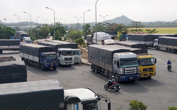 2月24日早，數十輛越柬卡車停在雙方邊境國際口岸附近等待通關。（圖源：寶斗）