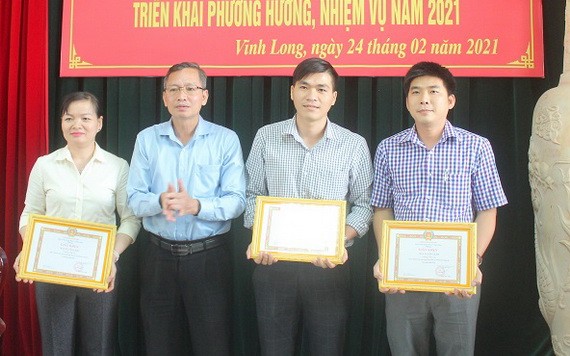 永隆省委宣教處主任阮孝義（左二）向宣教工作方面取得優秀成績的集體頒發獎狀。（圖源：N.H）