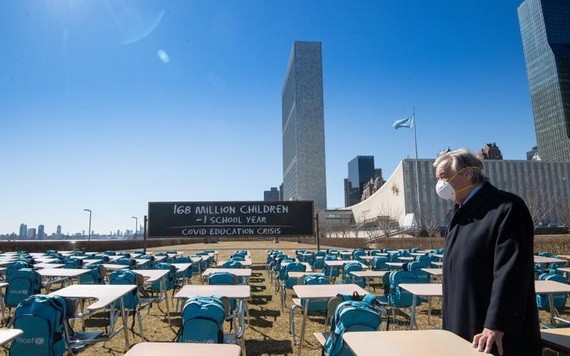 3月2日，聯合國秘書長古特雷斯在紐約聯合國總部出席“疫情中的教室”項目揭幕儀式，呼籲各國政府重視重新開放學校的必要性。（圖源：新華社）