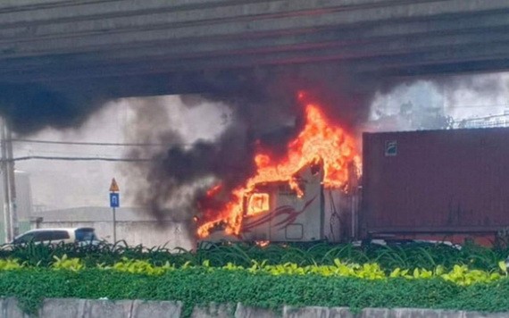 牽引車駕駛室燃燒現場，火勢十分猛烈。（圖源：田升）