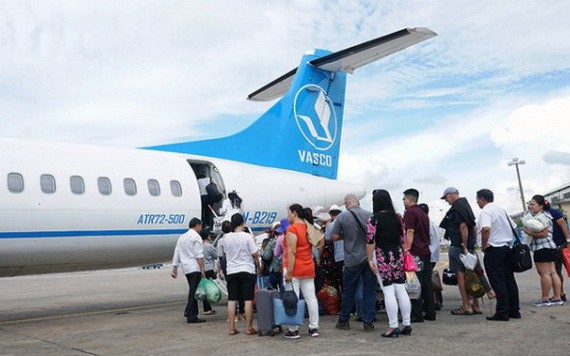 乘搭Vasco公司客機飛往崑崙島的遊客正在登機。（圖源：垂楊）