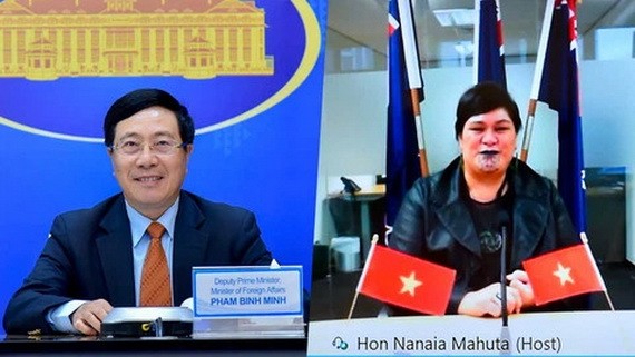 外交部部長范平明（左圖）與新西蘭外交部長納納婭‧馬胡塔舉行視像會談。（圖源：外交部）