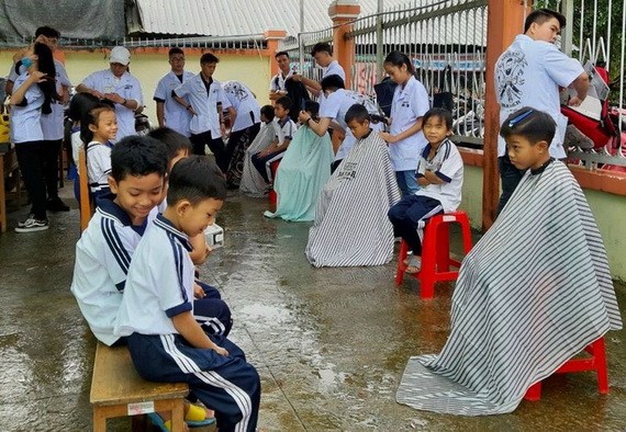 成員們在一所偏僻學校內為學生理髮。