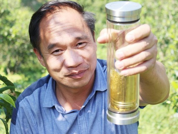 范武慶與來自山羅省塔殊鄉原料區的茶壺。